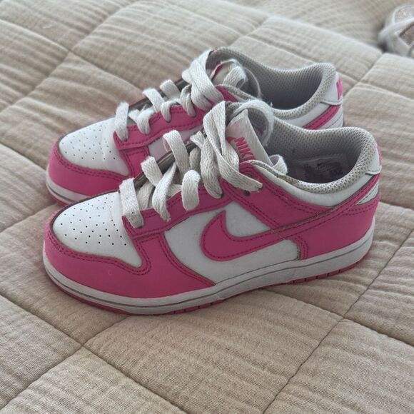 Nike Kids dunks in Pink and White - Picture 1 of 6
